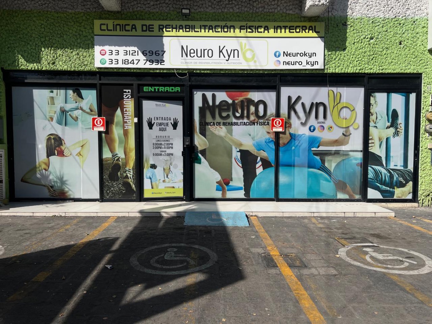 Fachada verde de Neuro Kyn